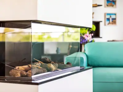 Wohnzimmer: Wohnlandschaft, Gas-Kamin, Smart TV, Essbereich, Ausgang zum Balkon, Insektenschutzgitter