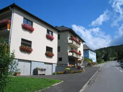 Hausansicht im Sommer