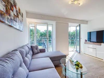 Wohn/Essbereich: Schlafsofa 160x200, TV, Zugang zum Balkon