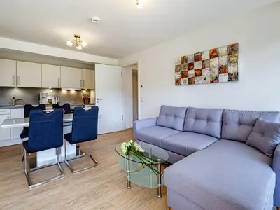 Wohn/Essbereich: Schlafsofa 160x200, TV, Zugang zum Balkon