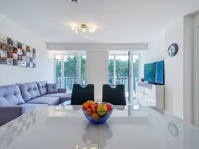 Wohn/Essbereich: Schlafsofa 160x200, TV, Zugang zum Balkon