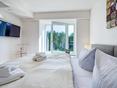 Schlafzimmer 1: Doppelbett (180x200), TV