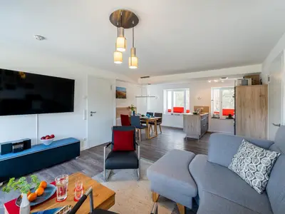 Wohn/Essbereich: Sofa, Flachbildfernseher, Zugang zum Balkon