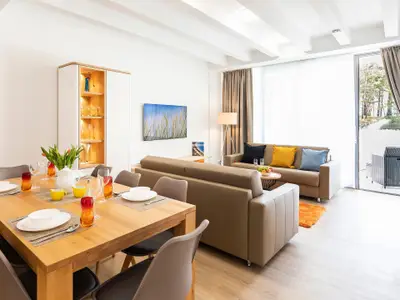 Wohn/Essbereich: Sofa, Sitzbereich, Essbereich, Smart-TV mit Internet, Zugang zur Terrasse