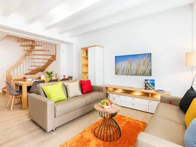 Wohn/Essbereich: Sofa, Sitzbereich, Essbereich, Smart-TV mit Internet, Zugang zur Terrasse