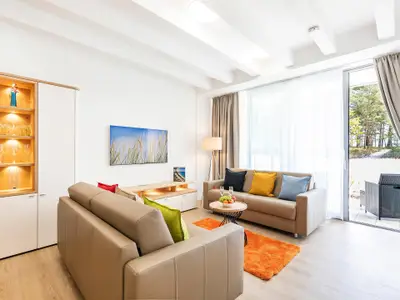 Wohn/Essbereich: Sofa, Sitzbereich, Essbereich, Smart-TV mit Internet, Zugang zur Terrasse