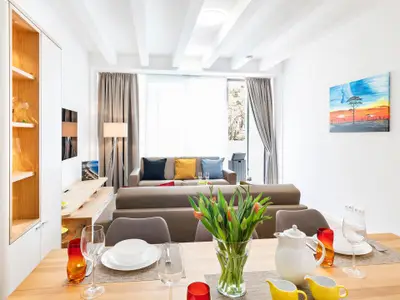 Wohn/Essbereich: Sofa, Sitzbereich, Essbereich, Smart-TV mit Internet, Zugang zur Terrasse
