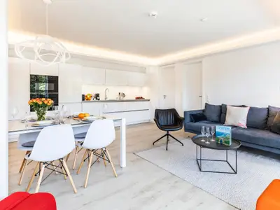 Wohn/Essbereich: Sofa, Sessel, TV, Zugang zum Balkon