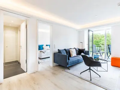 Wohn/Essbereich: Sofa, Sessel, TV, Zugang zum Balkon