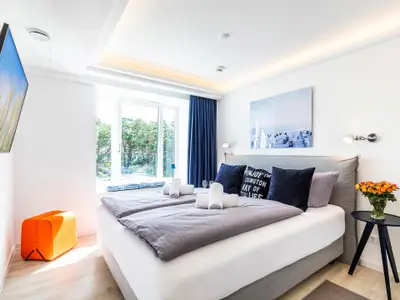 Schlafzimmer 1: Doppelbett (180x200), TV