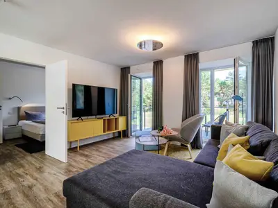 Wohn/Essbereich: Sofa, Sitz- und Essbereich, TV, Zugang zum Balkon