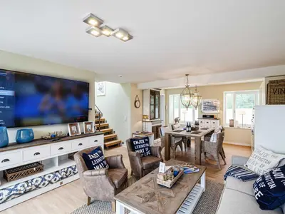 Wohnbereich/Essbereich: Sofa, TV, Treppenaufgang zur Dachterrasse, Zugang zum Balkon