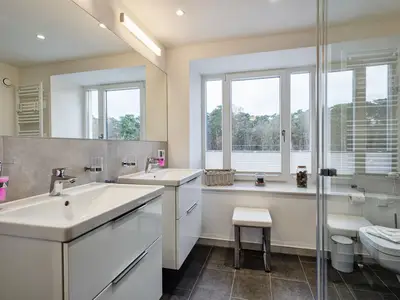 Badezimmer 1: Regendusche, WC, Haartrockner