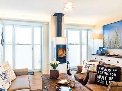 Wohnbereich/Essbereich: Sofa, TV, Treppenaufgang zur Dachterrasse, Zugang zum Balkon