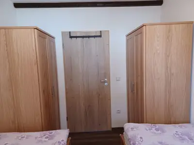 große Kleiderschränke im Kinderzimmer