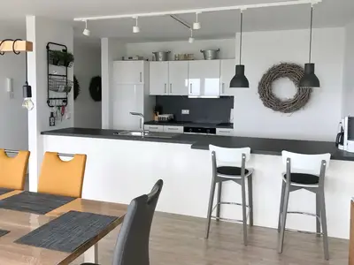 Wohn-Essbereich mit Küchenzeile