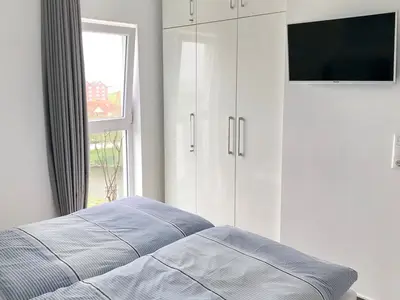 Schlafzimmer mit Doppelbett und Flatscreen TV - gbmv0-01 - Großenbrode