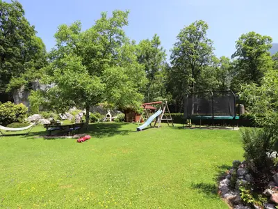Garten mit Spielplatz Haus Herzogenberg