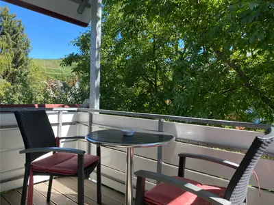 Balkon mit Blick auf Weinberge und Garten