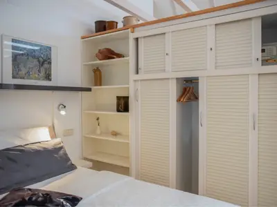 Kingsizebett, geräumiger Schrank als Trennung zum Wohnraum