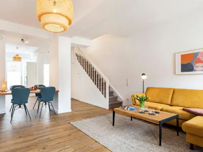 Wohn/Essbereich: Sofa, Sitzbereich, Essbereich, TV--Flachbild, Zugang zur Terrasse