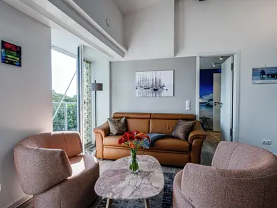 Wohn/Essbereich: Sofa, Sitzbereich, Essbereich, TV, Zugang zum Balkon