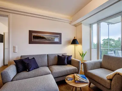 Wohn-/Essbereich: Sofa, TV (Magenta-TV, Netflix-fähig), Bluetooth-Soundbar, Echtholz-Kaminofen (Kaminholz ist nicht im L