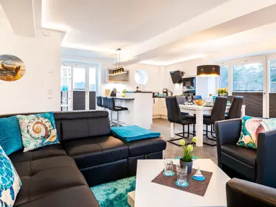 Wohn/Essbereich: Schlafcouch, Sitzbereich, Essbereich, Elektrokamin mit Heizfunktion, TV