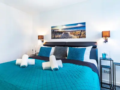 Schlafzimmer 1: Doppelbett (180x200), TV, Insektenschutz