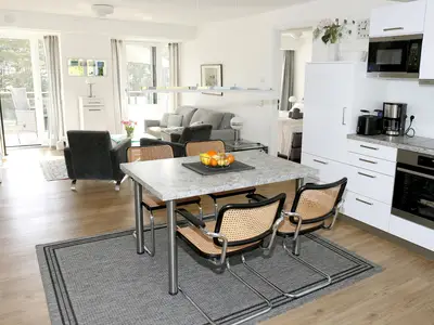 Wohnzimmer: Schlafsofa, TV, Zugang zum Balkon