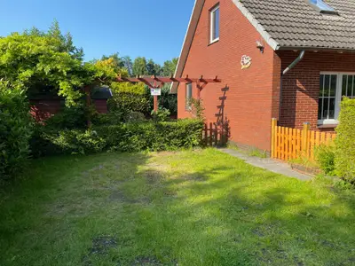 Außenansicht eines roten Hauses mit Garten