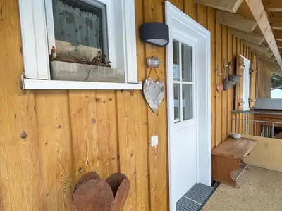 Eingang mit Raucherbereich