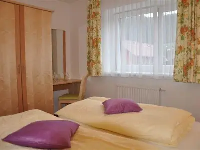 Schlafzimmer 1