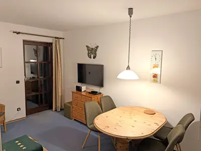 Wohnraum mit Essplatz und Balkon