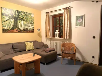 Wohnraum mit Schlafcouch und Balkon