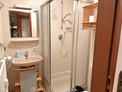Badezimmer Dusche/WC unten im Wohnbereich