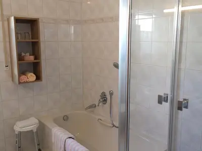 Dusche und Badewanne