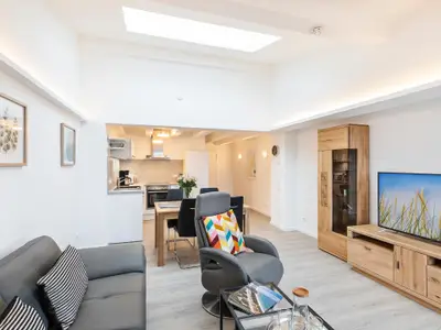 Wohn/Essbereich: Sofa, Sitzbereich, Essbereich, smartTV, Zugang zum Balkon