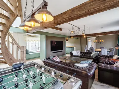 Wohnzimmer: 2 Sofa, 2 Sessel, TV, Zugang zum Balkon