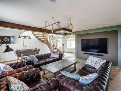 Wohnzimmer: 2 Sofa, 2 Sessel, TV, Zugang zum Balkon