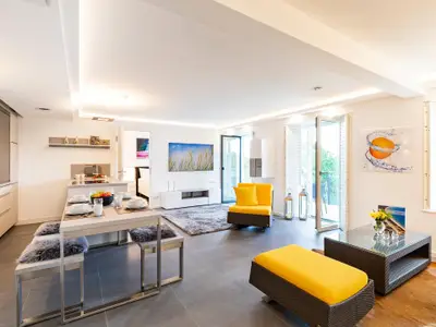 Wohn/Essbereich: TV, Zugang zum Balkon