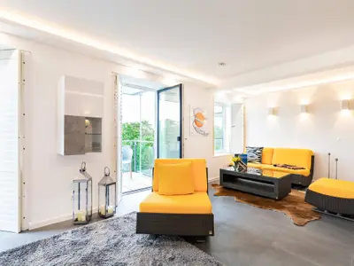 Wohn/Essbereich: TV, Zugang zum Balkon