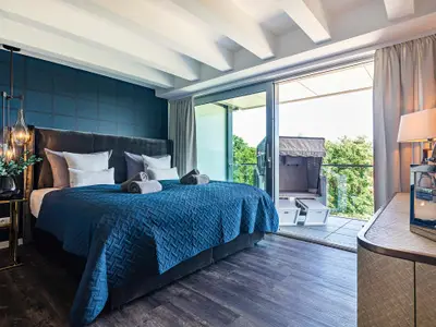 Schlafzimmer 1: Doppelbett (180x200), TV, freistehende Badewanne, Zugang zum Balkon