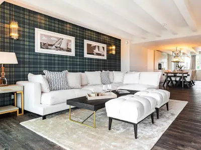 Wohn/Essbereich: Sofa, Sitzbereich, TV, Essbereich, Zugang zum Balkon