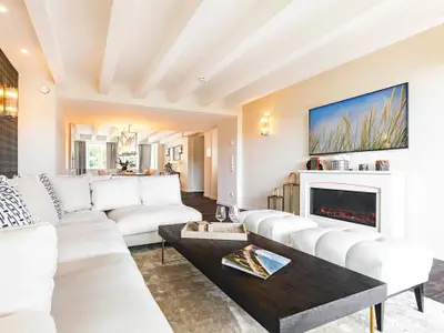 Wohn/Essbereich: Sofa, Sitzbereich, TV, Essbereich, Zugang zum Balkon