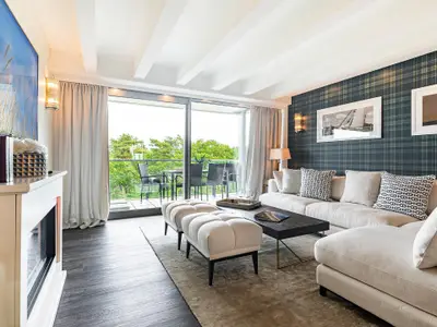 Wohn/Essbereich: Sofa, Sitzbereich, TV, Essbereich, Zugang zum Balkon