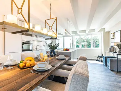 Wohn/Essbereich: Sofa, Sitzbereich, TV, Essbereich, Zugang zum Balkon