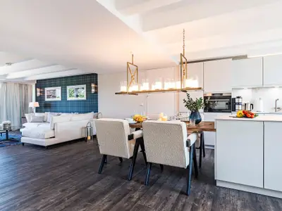 Wohn/Essbereich: Sofa, Sitzbereich, TV, Essbereich, Zugang zum Balkon