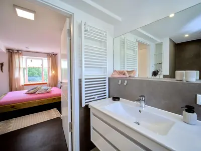 Schlafzimmer 1: 1 Doppelbett (180x200), Flach-TV