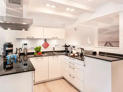 Die Küche ist voll ausgestattet